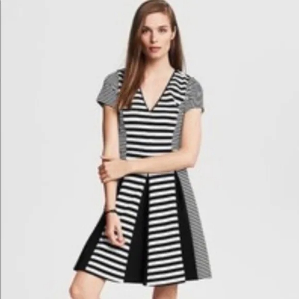 BANANA REPUBLIC - Stripe pleated V neck dress
